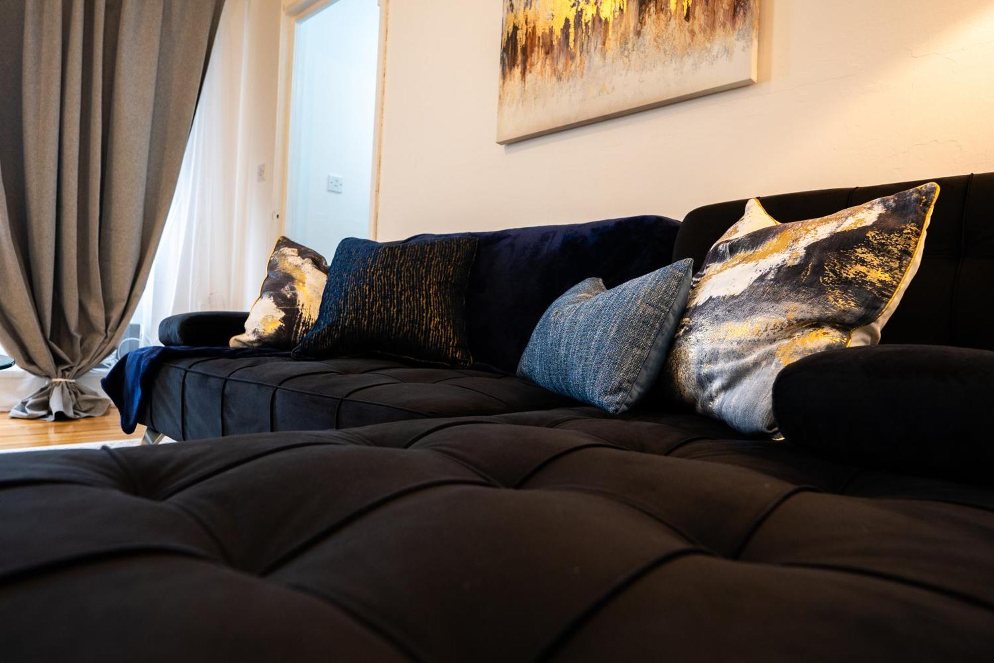 Arena Apartment With Balcony Бирмингам Екстериор снимка