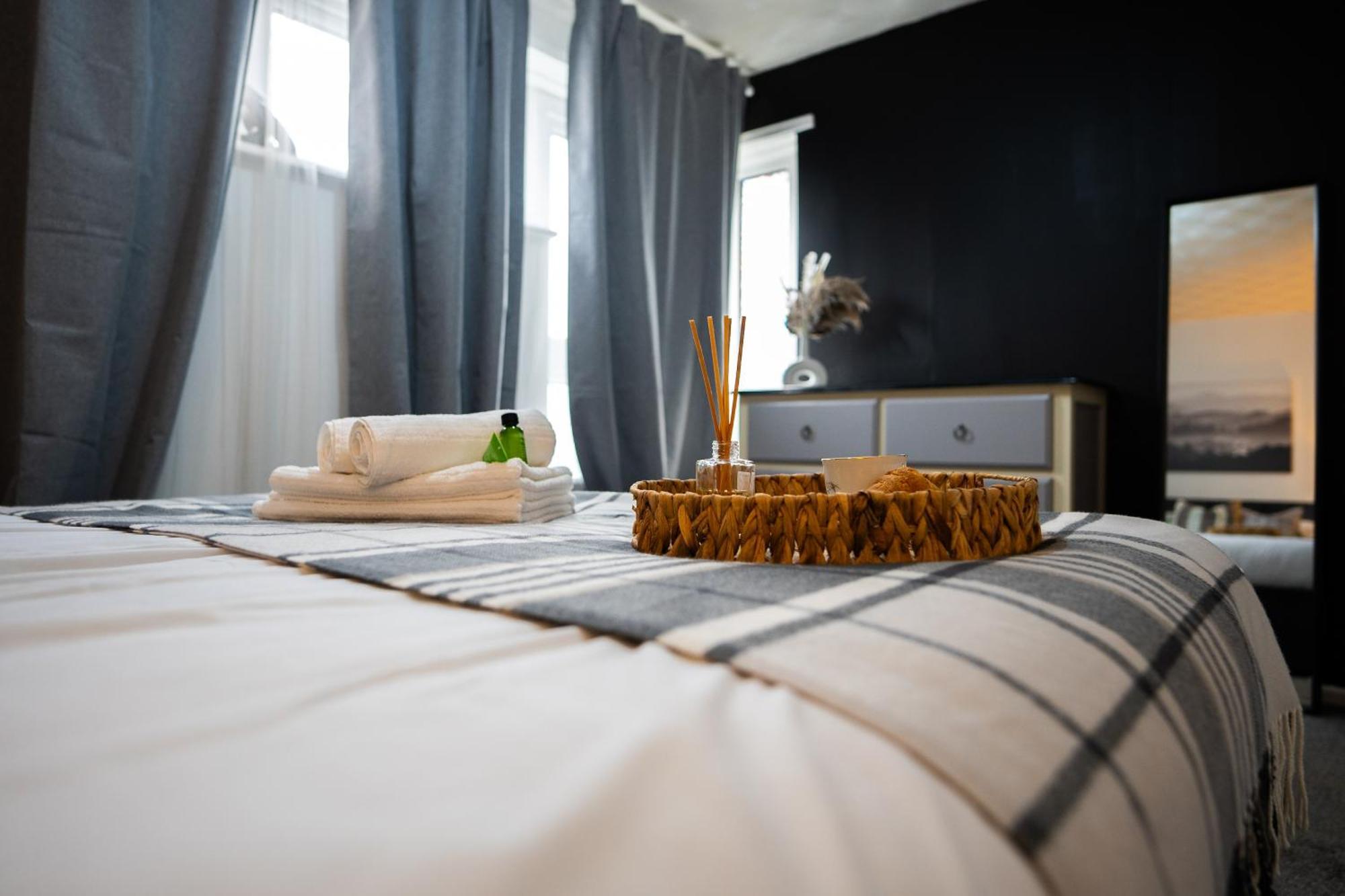 Arena Apartment With Balcony Бирмингам Екстериор снимка